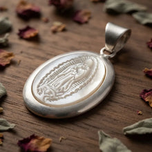 Cargar imagen en el visor de la galería, Medalla Virgen De Guadalupe Tallada En Concha Bisel Plata