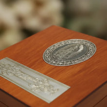 Cargar imagen en el visor de la galería, Set para Boda con Virgen de Guadalupe, Biblia Decorada, 2 Velas y Rosario, Estuche de Madera