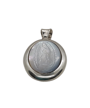 Cargar imagen en el visor de la galería, Medalla plata Virgen de Guadalupe | Tallada concha