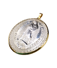 Cargar imagen en el visor de la galería, Medalla Extra grande Virgen De Guadalupe bisel oro 14 k