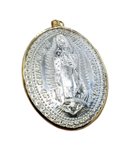 Cargar imagen en el visor de la galería, Medalla Extra grande Virgen De Guadalupe bisel oro 14 k