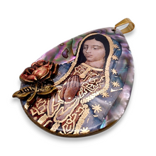 Cargar imagen en el visor de la galería, Medallón Artesanal Virgen De Guadalupe En Concha Abulón