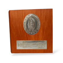 Cargar imagen en el visor de la galería, Set para Boda con Virgen de Guadalupe, Biblia Decorada, 2 Velas y Rosario, Estuche de Madera