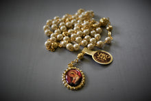 Cargar imagen en el visor de la galería, Rosario Perla Rosa Mística | Baño de oro de 24 k | Incluye caja de plástico blanca