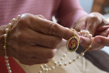 Cargar imagen en el visor de la galería, Rosario Perla Rosa Mística | Baño de oro de 24 k | Incluye caja de plástico blanca