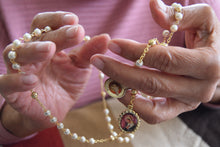 Cargar imagen en el visor de la galería, Rosario Perla Rosa Mística | Baño de oro de 24 k | Incluye caja de plástico blanca