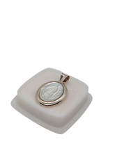 Cargar imagen en el visor de la galería, Medalla plata Virgen de Guadalupe | Tallada concha