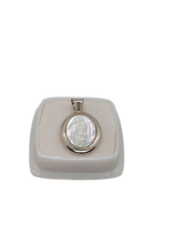 Cargar imagen en el visor de la galería, Medalla plata Virgen de Guadalupe | Tallada concha