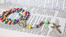 Cargar imagen en el visor de la galería, Rosario de colores | Medalla con Virgen de Guadalupe