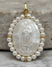 Cargar imagen en el visor de la galería, Medalla madre perla / Virgen de guadalupe
