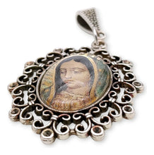 Cargar imagen en el visor de la galería, Medallón plateado pewter modelo calado
