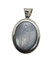 Cargar imagen en el visor de la galería, Medalla plata Virgen de Guadalupe | Tallada concha

