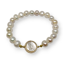 Cargar imagen en el visor de la galería, Pulsera Perlas Con Medalla Virgen De Guadalupe En Concha
