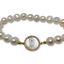 Cargar imagen en el visor de la galería, Pulsera Perlas Con Medalla Virgen De Guadalupe En Concha
