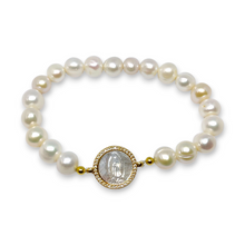 Cargar imagen en el visor de la galería, Pulsera Perlas Con Medalla Virgen De Guadalupe En Concha
