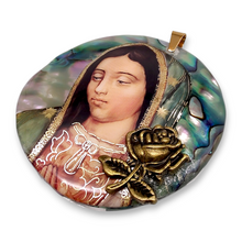 Cargar imagen en el visor de la galería, Medallón Artesanal Virgen De Guadalupe En Concha Abulón
