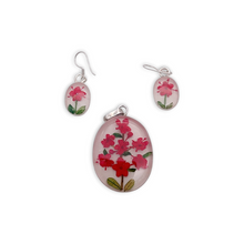 Cargar imagen en el visor de la galería, SET DE MEDALLA Y ARETES CON FLORES ENCAPSULADAS
