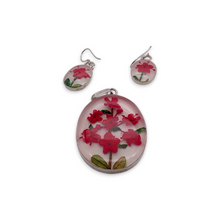 Cargar imagen en el visor de la galería, SET DE MEDALLA Y ARETES CON FLORES ENCAPSULADAS
