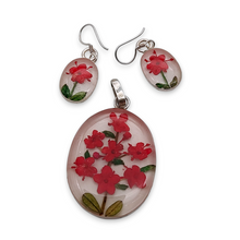 Cargar imagen en el visor de la galería, SET DE MEDALLA Y ARETES CON FLORES ENCAPSULADAS
