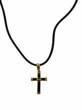 Cargar imagen en el visor de la galería, Cruz Dije Laminada | 14 K | Collar caucho
