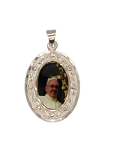 Cargar imagen en el visor de la galería, Medalla plata escapulario Virgen Guadalupe / Papa Francisco

