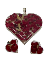 Cargar imagen en el visor de la galería, Juego De Dije Y Aretes De Plata - Corazones Con Naturaleza
